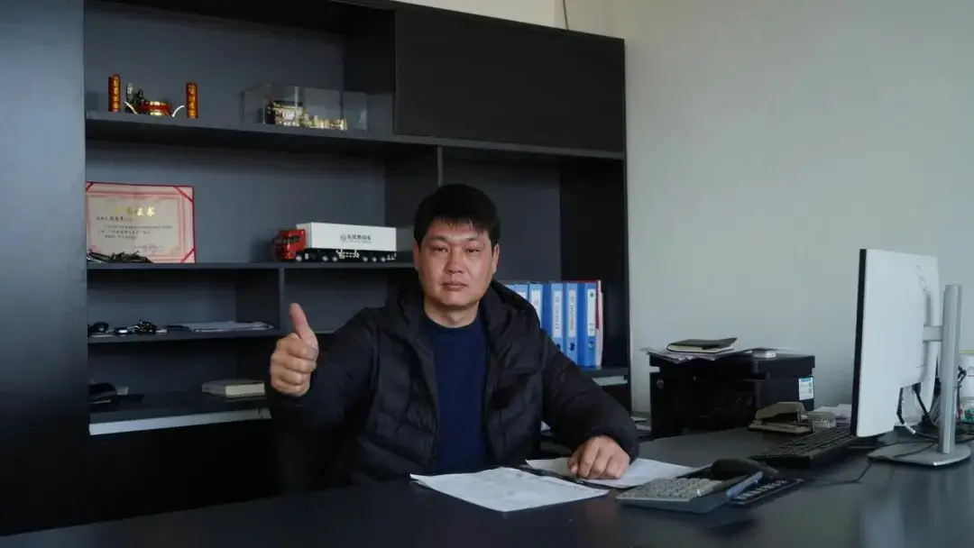 Working with the legendary power of Dongfeng Cummins, Master Zhang is earning energy on his way to transport coal-3